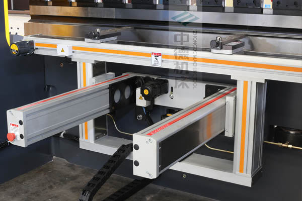 ZDPE8025-4+1軸全封套加強型鋁合金后檔料系統(tǒng)，內(nèi)有成套滾珠絲桿和直線導(dǎo)軌，精度高速度快噪音低.jpg