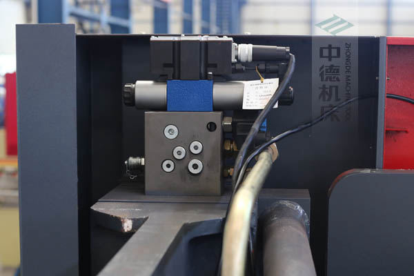 ZDPE8025采用進口液壓系統(tǒng)，穩(wěn)定無故障，耐高溫高壓，持久工作精度高.jpg